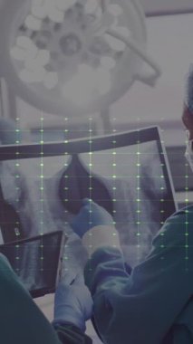 Hastanede çalışan çeşitli cerrahların kardiyografilerinin canlandırılması. Tıp, sağlık ve dijital arayüz kavramı dijital olarak oluşturulmuş video.