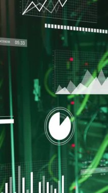 Bilgisayar sunucuları üzerinden veri işleme animasyonu. Küresel bağlantılar, bulut hesaplama ve veri işleme kavramı dijital olarak oluşturulmuş video.