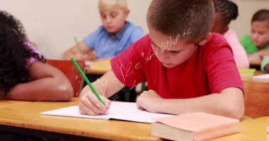 Eğitim gösteren yeşil kalemle not defterine yazan çocuk, sınıfa yayılan animasyon denklemler. Öğrenciler, eğitim, öğrenim, sınıf, akademik, illüstrasyon, öğretim