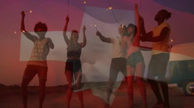 Eğlence arkadaşları, havanın derinleşmesi için eski bir karavanın yanında kıvılcımlar çakarak kutlama yapıyorlar. Kutlama, yoldaşlık, gece hayatı, açık hava, neşe, macera, coşku