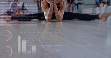 Sağlık stüdyosunda ayrılan bir kadın ikinci iki aktif grafiğe ulaşıyor, dünya haritası verileri gösteriyor. Fitness, sağlık, dayanıklılık, esneklik, veri görselleştirme, modern teknoloji, vücut hareketi