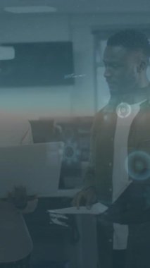 Ofiste toplanan çeşitli iş adamlarının veri işleme animasyonları. Küresel iş, finans ve dijital arayüz kavramı dijital olarak oluşturulmuş video.