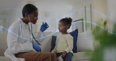 Doktor, hastanın göğsüne steteskop getiriyor. Animasyon dalgaboyu taramasıyla birlikte. Tıbbi, sağlık, pediatrik, ev bakımı, sağlık, ilişki, rahatlama