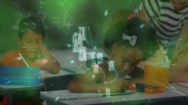 Sınıf öğrencilerinin çalışma kağıdını ve öğretmenlerin kılavuz yazılarını gösteren yeşil ağ örtüsü. Öğrenim, eğitim, sınıf, kalkınma, akıl hocalığı, akademik, işbirliği