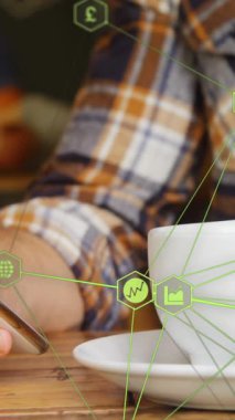 Akıllı telefon kullanan ve kafede kahve içen bir adamın orta kesimine karşı dijital simgeler küresi. küresel ağ ve teknoloji kavramı