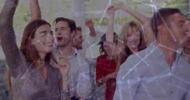 Gülümseyen arkadaşlar alkışlamaya başladıktan ve sallanarak sağlıklarını cam duvarlı oturma odasında artırdıktan sonra. Kutlama, yoldaşlık, modern, keyifli, açık hava, ahenk, boş zaman