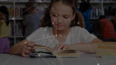 Dişi çocuk, öğrenme metni okurken kitabı açar ve dijital ağ kaplamasını başlatır. Eğitim, okur yazarlık, teknoloji, bağlantı, yenilik, keşif, öğrenme