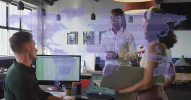 Ofis sunucusu harita hazırlarken meslektaşım da çizelgeyi açıklayıp not alıyor. İşbirliği, iletişim, yenilik, çeşitlilik, takım çalışması, liderlik, sunum