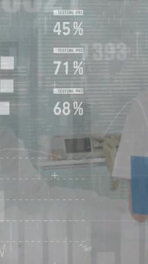 Dosyası olan beyaz kadın bir doktor üzerinde veri işleme animasyonu. Küresel tıp, sağlık hizmetleri, bağlantılar, bilgisayar ve veri işleme kavramı dijital olarak oluşturulmuş video.