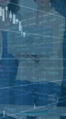 Çeşitli iş adamları üzerinde telefon kulaklığı kullanarak grafik ve veri işleme animasyonları. Tıbbi araştırma ve veri işleme kavramı dijital olarak oluşturulmuş video.