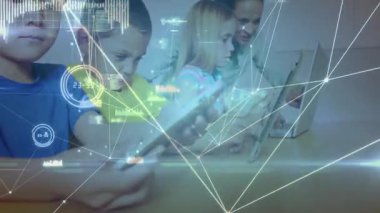 Çocuklar tablet ekranlarını tıklatıyor ve kadınlar teknik eğitime rehberlik ederken parlayan örtüyü aktifleştiriyor. Öğrenme, takım çalışması, yenilik, eğitim, dijital, işbirliği, teknoloji