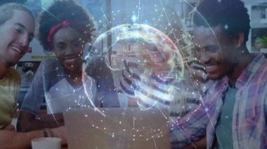 Meslektaşlar dizüstü bilgisayara yaslanıyor ve titreşime neden oluyor. Dönen 3 boyutlu küre, teknolojik veri yayıyor. İşbirliği, yenilik, fütüristik, dijital, teknoloji, takım çalışması, birlikte çalışma