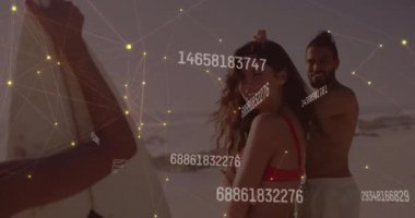 Işık çizgileri ve sayısal kodlar, plaj sergilenen teknolojide üç arkadaşı çevreleyen çizgiler. Dijital, bağlantı, eğlence, modern, canlı, sosyal, yenilik