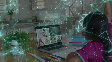 Uzaktan kumandalı dizüstü bilgisayara güç veren kız, ağ izleme cihazının bağlantıyı vurgulamasını izliyor. E-öğrenme, uzaktan eğitim, dijital bağlantı, sınıf, sanal etkileşim, gençlik, teknoloji