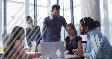 Pazarlama ekibi dizüstü bilgisayara tıklayarak verileri analiz ediyor, animasyon çizelgeleriyle fikir birliğine varıyor. İşbirliği, takım çalışması, beyin fırtınası, yenilik, iş dünyası, modern, üretkenlik