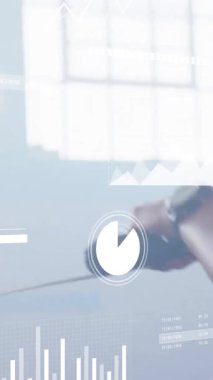 Spor salonunda egzersiz yapan bir kadının diyagramlarının ve veri işlemelerinin animasyonu. Küresel teknoloji, spor ve dijital arayüz kavramı dijital olarak oluşturulmuş video.