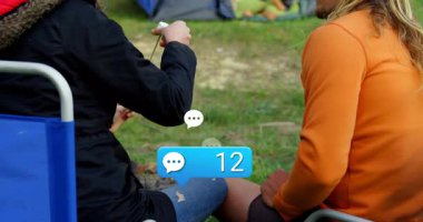 Şekerleme çeviren kadın sosyal medya sohbet baloncuğu sayısını 86 'ya çıkarıyor, beslenme partneri. Macera, açık hava, kırsal, rahat, boş zaman, arkadaşlık, doğal