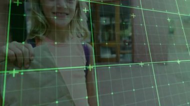 Yoğunlaştırılmış yeşil AR ızgarası mağaza vitrininde toplanıyor. Elinde kese kağıdı tutan kız hedefe kilitleniyor. Güçlendirilmişlik, arayüz, holografik, teknoloji, kentsel, çocuklar, katılım