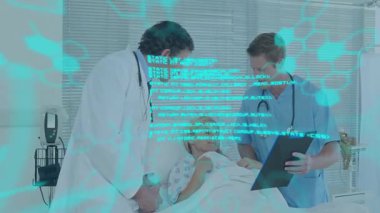 Doktorlar odaya giriyor hastalara danışmanlık yapıyor notları tararken veriler hayati belirtileri örtüyor. Tıbbi, sağlık, teknoloji, yenilik, tanı, hastane, dijital