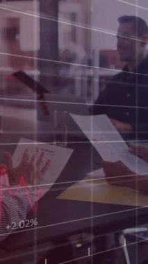 İstatistiksel veri işleme, ofiste tartışan iki farklı bayan meslektaşa karşı. İş analizleri ve veri teknolojisi kavramı