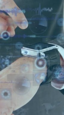 Kafkasyalı bir adamın akıllı adamı kontrol etmesi üzerine veri işleme animasyonu. Küresel spor ve dijital arayüz kavramı dijital olarak oluşturulmuş video.