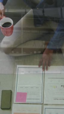 Afrika kökenli Amerikalı bir kadın için strateji planının animasyonu. Küresel eğitim, öğrenme ve veri işleme kavramı dijital olarak oluşturulmuş video.