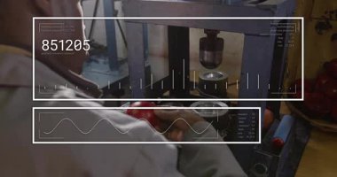 Fabrikada çalışan teknisyen elmayı sıkıştırıyor AR güncelleme ölçümlerini örtüyor. Mekanik, endüstriyel, fütüristik, teknoloji, imalat, hassasiyet, yenilik