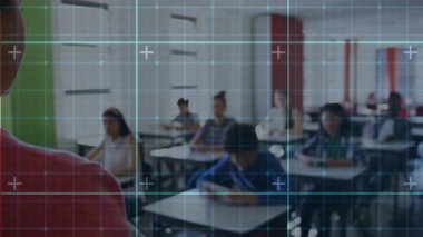 Öğretmenin el kaldırması sınıfta soru simgesi ve öğrenci tepkisi göstermesine neden oluyor. Eğitim, öğrenim, sınıf, eğitim, gençlik, akademik, öğretim