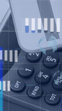 Akıllı telefona karşı istatistiksel veri işleme animasyonu NFC teknolojisiyle ödeme yapıyor. İş verileri ve ödeme teknolojisi kavramı