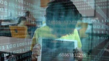 Tablet ekranı denetleyen ve sınıfta kafa kaldıran çocuk, Edtech büyümesini gösteren ikili kaplama. Teknoloji, eğitim, yenilik, öğrenme, dijital, sınıf, kavram