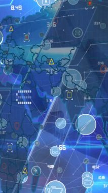 Mavi arka planda medya simgeleri ve dünya haritalarının canlandırılması. Küresel iş ve dijital arayüz kavramı dijital olarak oluşturulmuş video.