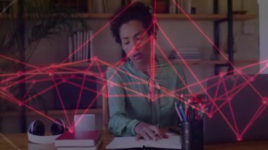 Not defteri yazan profesyonel bir kadın veri analizi için kırmızı veri ağı gibi titreşiyor. Teknoloji, yenilik, veri, odaklanma, üretkenlik, çalışma alanı, dijital