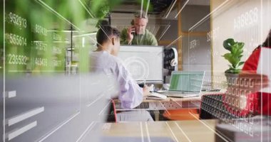 Canlandırılmış çizelgeler kayarken ofis çalışanı masaüstü çalışanları kağıtları dağıtıyor. İşbirliği, takım çalışması, dijital, iş, modern, üretkenlik, iletişim