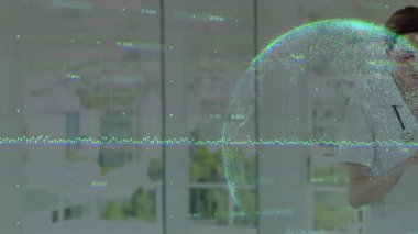 Pencere kenarındaki tıbbi klinik tıkırtı tableti nabız veri küresini canlandırıyor, hasta verilerini inceliyor. Teknolojik, sağlık, analitik, fütüristik, profesyonel, yenilik, dijital