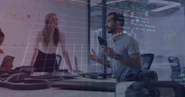 Mühendislik ekibi, çalışma arkadaşları İHA prototiplerini incelerken animasyon çizelgelerini gösteren tableti tıklatıyor. İşbirliği, yenilik, teknoloji, araştırma, veri analizi, prototip, takım çalışması