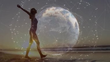 Günbatımında sörf yapan ve sahilde yürüyen bir kadın teknoloji dünyası kollarını kaldırırken. Plaj, günbatımı, teknoloji, dijital, bağlantı, ufuk, yansıma