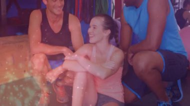 Parlak filtre soluyor, üç arkadaş spor salonunda antrenman sonrası bağını kutluyor, ikonlar güç gösteriyor. Fitness, yoldaşlık, takım çalışması, güçlendirme, motivasyon, canlı, dinamik