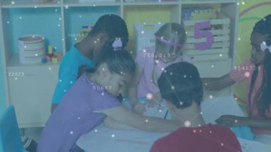 Çocuklar eğitim sınıfında masa etrafında renkli kalemler seçiyor paylaşmak için şekiller çiziyorlar. Oyuncu, işbirliği, yaratıcılık, çeşitlilik, kalkınma, eğitim, sanat