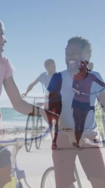 Deniz manzarası üzerinde bisikleti olan mutlu Afro-Amerikan çifti animasyonu. Tatiller, tatiller ve rahatlama konsepti dijital olarak oluşturulmuş video.