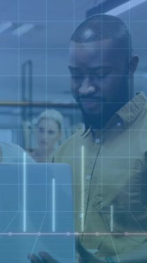 Muhtelif meslektaşların ofiste iş görüşmesi üzerine finansal veri işleme animasyonu. Küresel iş, finans, bilgisayar ve dijital arayüz kavramı dijital olarak oluşturulmuş video.