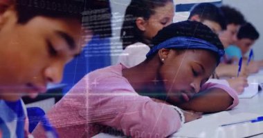 Sınav sırasında kalemini indiren öğrenci kız masaların üzerinde kaybolan verileri yüklüyor. Öğrenim, eğitim, konsantrasyon, teknoloji, yenilik, gençlik, akademik