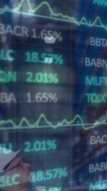 Depodaki beyaz erkek işçinin veri işleme animasyonu. Küresel iş ve dijital arayüz kavramı dijital olarak oluşturulmuş video.