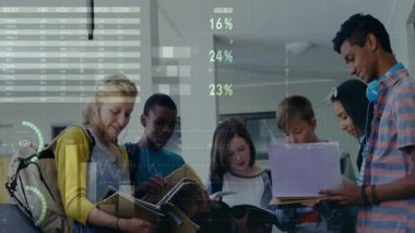 Öğrenci grubu koridorda ders kitaplarını açıyor ve okul verilerini genel olarak grafiklerle inceliyor. İşbirliği, eğitim, takım çalışması, dijital öğrenme, veri görselleştirme, gençlik, yenilik