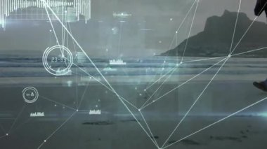 Koşucu plaj manzarasına giriyor yüzen düğümleri aktifleştiriyor uzuvları birleştiriyor ve izleme ölçümlerini yapıyor. Atletizm, fitness, teknoloji, yenilik, açık hava, motivasyon, sağlık