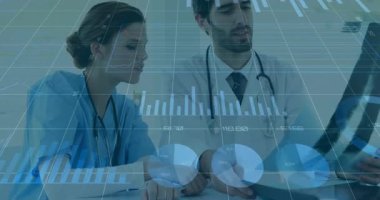 Doktor X-ray film kaydırma çizelgesini kaldırırken hemşireler endişelerini belirtirken turta grafiklerine dönüştürüyor. Tıbbi, işbirliği, analiz, tanı, teknoloji, profesyonel, sağlık