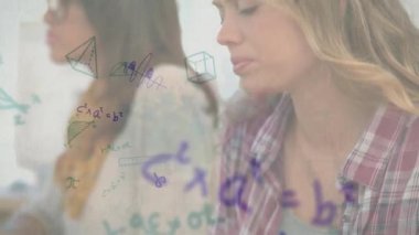 Ekose gömlekli öğrenci çalışmayı durdurdu ve alnı sürtülmüş matematiksel örtülerle strese girdi. Öğrenciler, eğitim, öğrenme, konsantrasyon, odaklanma, akademik, öğrenim