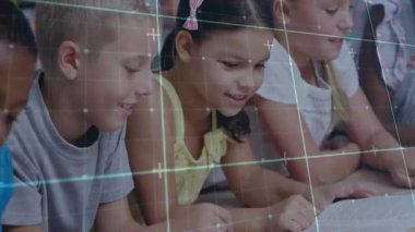 Sınıfta çocuklar kitabı açıyor, birlikte okumaya başlıyorlar ve dijital ızgara kaplamasını değiştiriyorlar. Çocuklar, işbirliği, okur yazarlık, eğitim, teknoloji, odaklanma, öğrenme