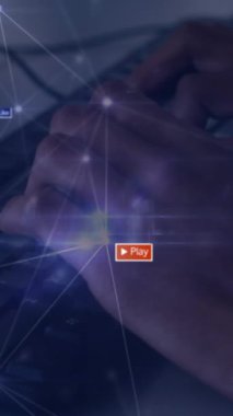 Klavyede yazan kişinin elleri üzerinden sosyal medya simgelerinin ve bağlantı ağının animasyonu. Sosyal medya ağı ve iş teknolojisi kavramı