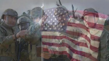 Amerikan bayrağı üstüne tablet etrafında toplanan askeri ekip orman hattını işaret ediyor. Savaş, takım çalışması, keşif, kamuflaj, strateji, teknoloji, operasyonel