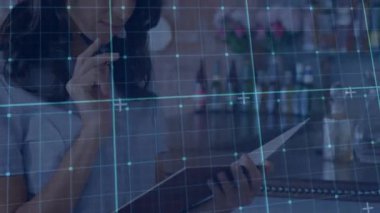 Kadın kalem kaldırırken ve bar tezgahına not almaya başlarken şebeke ekranı hareketlendiriyor. Modern, profesyonel, gösterişli, aromatik, şık, titiz, misafirperverlik